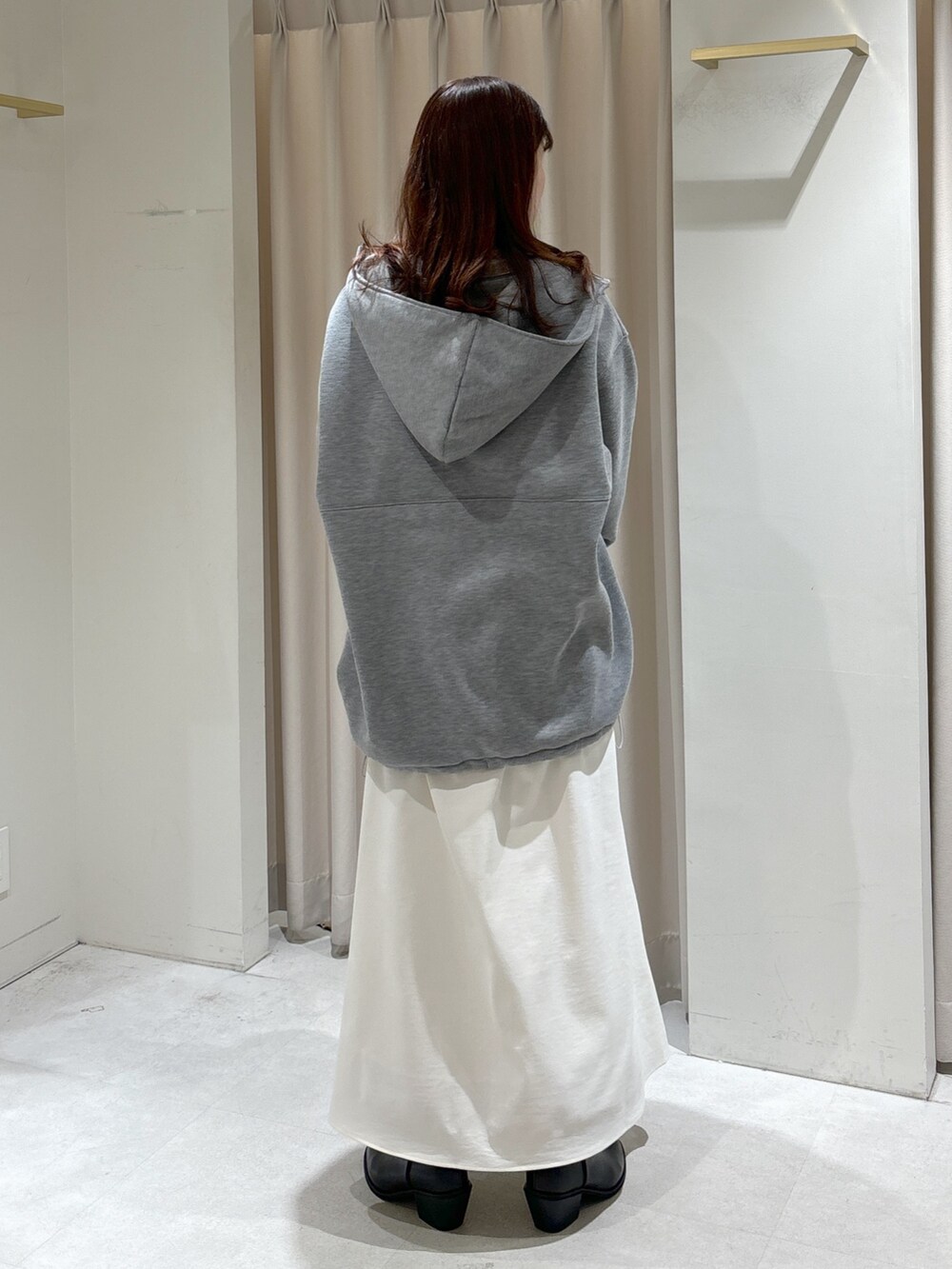 ホワイト系のTシャツ/カットソー、ブラック系のショルダーバッグ、ホワイト系のスカートを着用したレディースの冬コーディネートの5枚目の写真