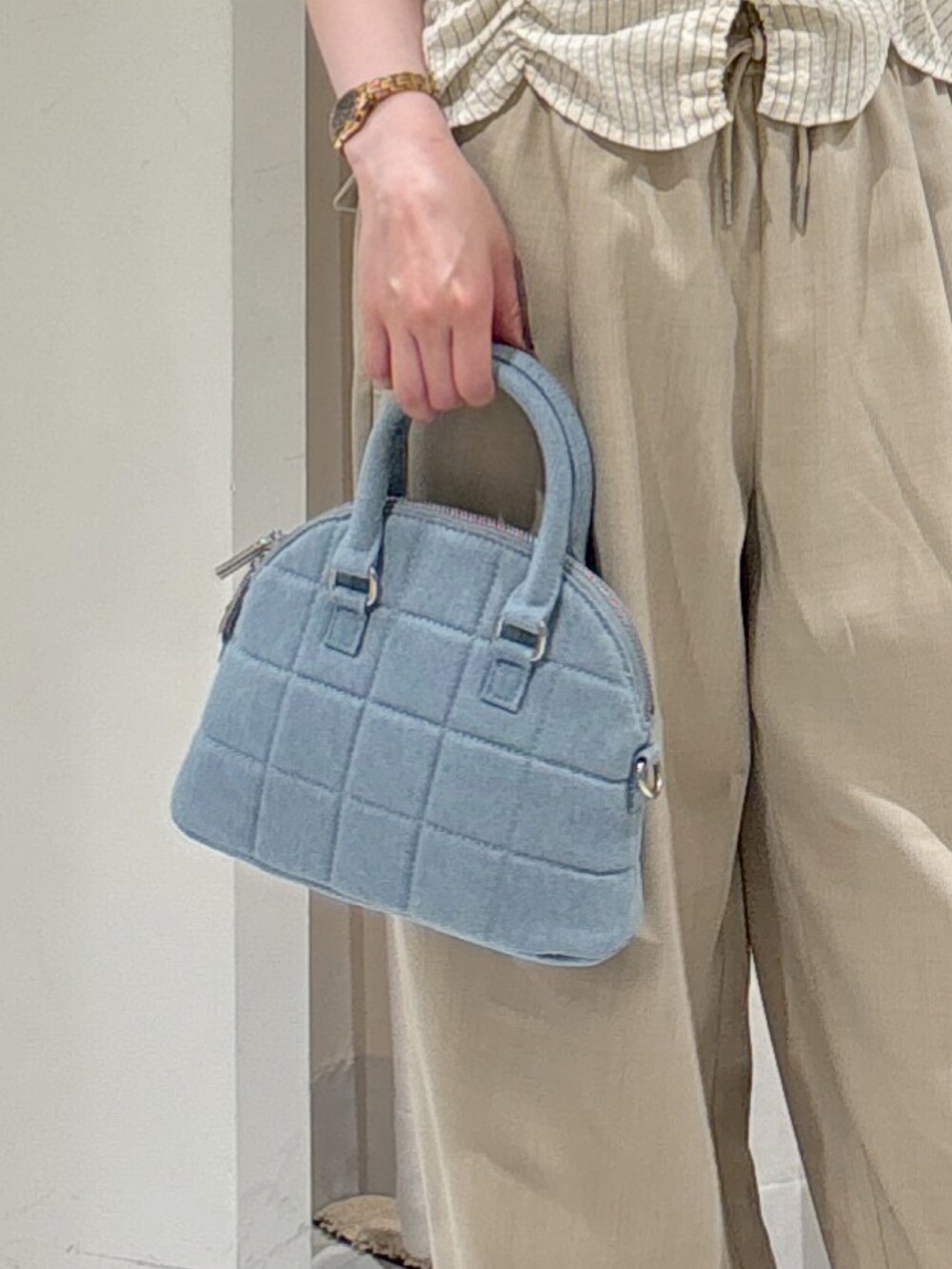 ベージュ系のその他パンツ、ブルー系のトートバッグ、ブラウン系のサンダルを着用したレディースの夏コーディネートの8枚目の写真