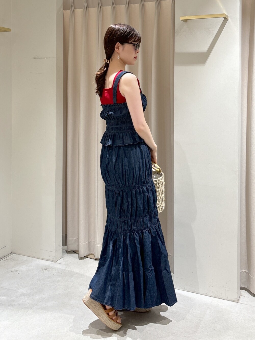 ブルー系のワンピース、レッド系のタンクトップ、イエロー系のかごバッグを着用したレディースの夏コーディネートの8枚目の写真