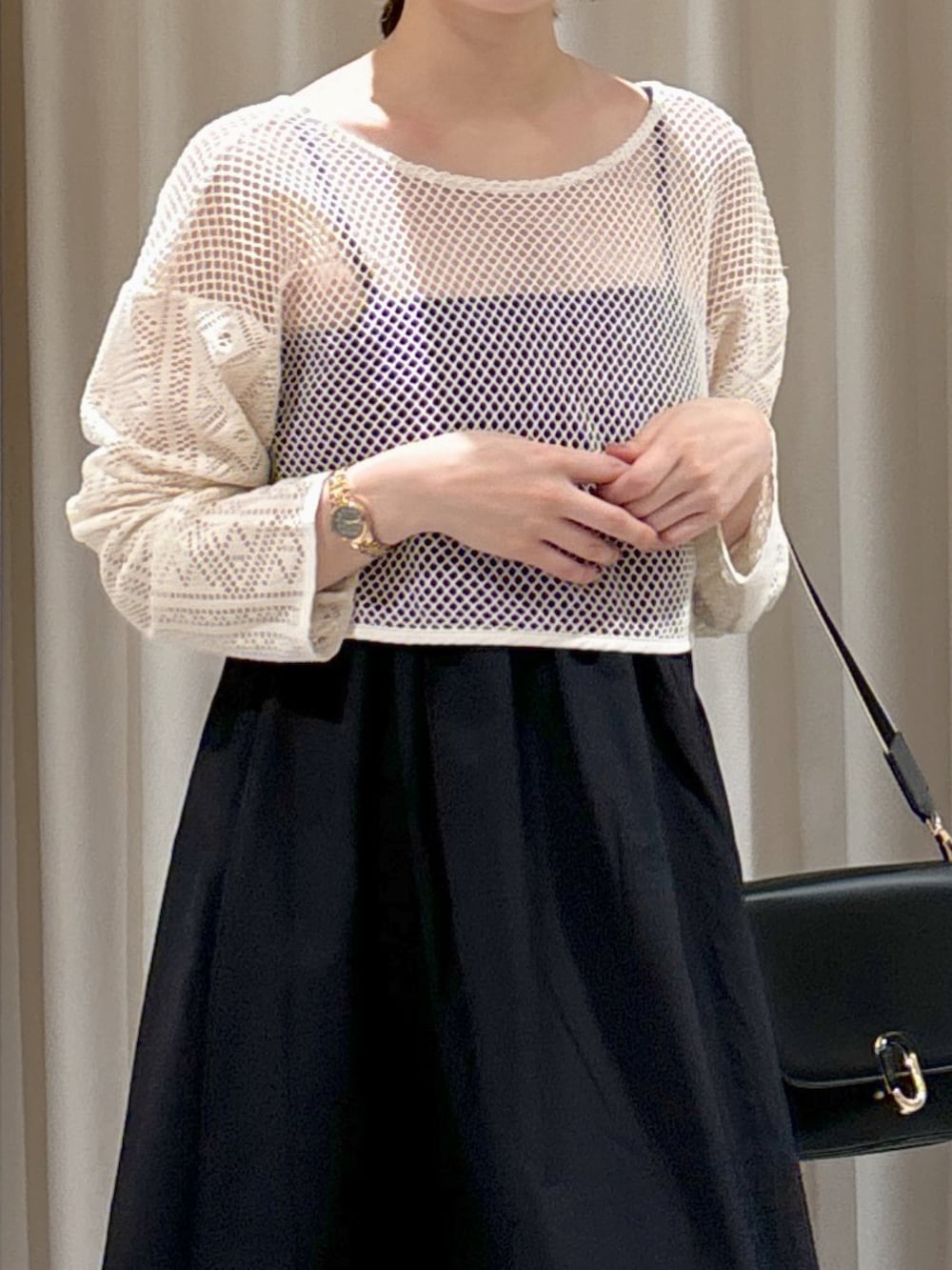 ホワイト系のカーディガン/ボレロ、ブラック系のワンピース、ブラック系のショルダーバッグを着用したレディースの秋コーディネートの3枚目の写真