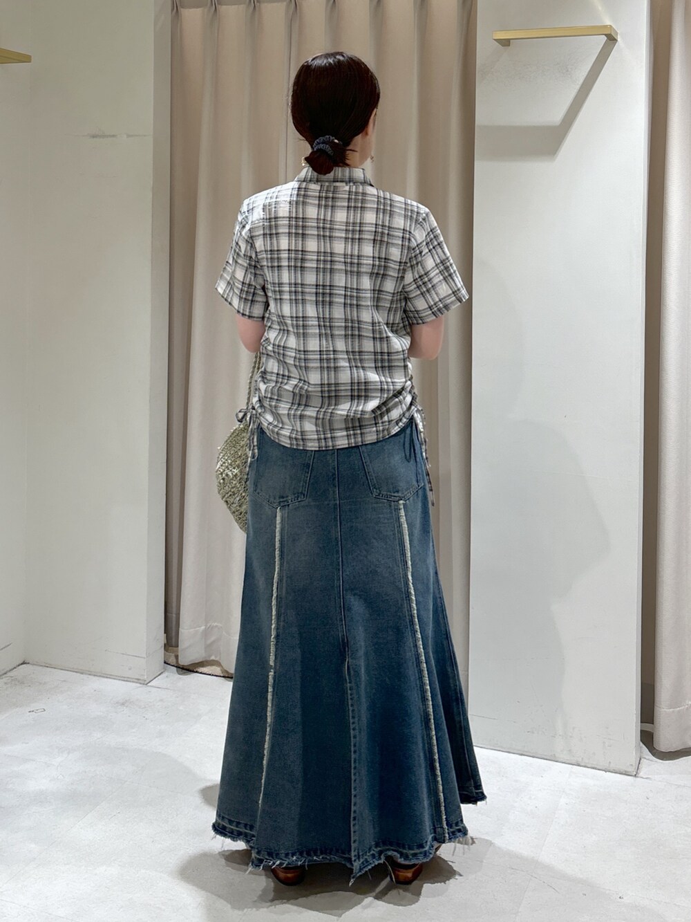 グレー系のシャツ/ブラウス、ブルー系のスカート、ブラウン系のサンダルを着用したレディースの春コーディネートの3枚目の写真