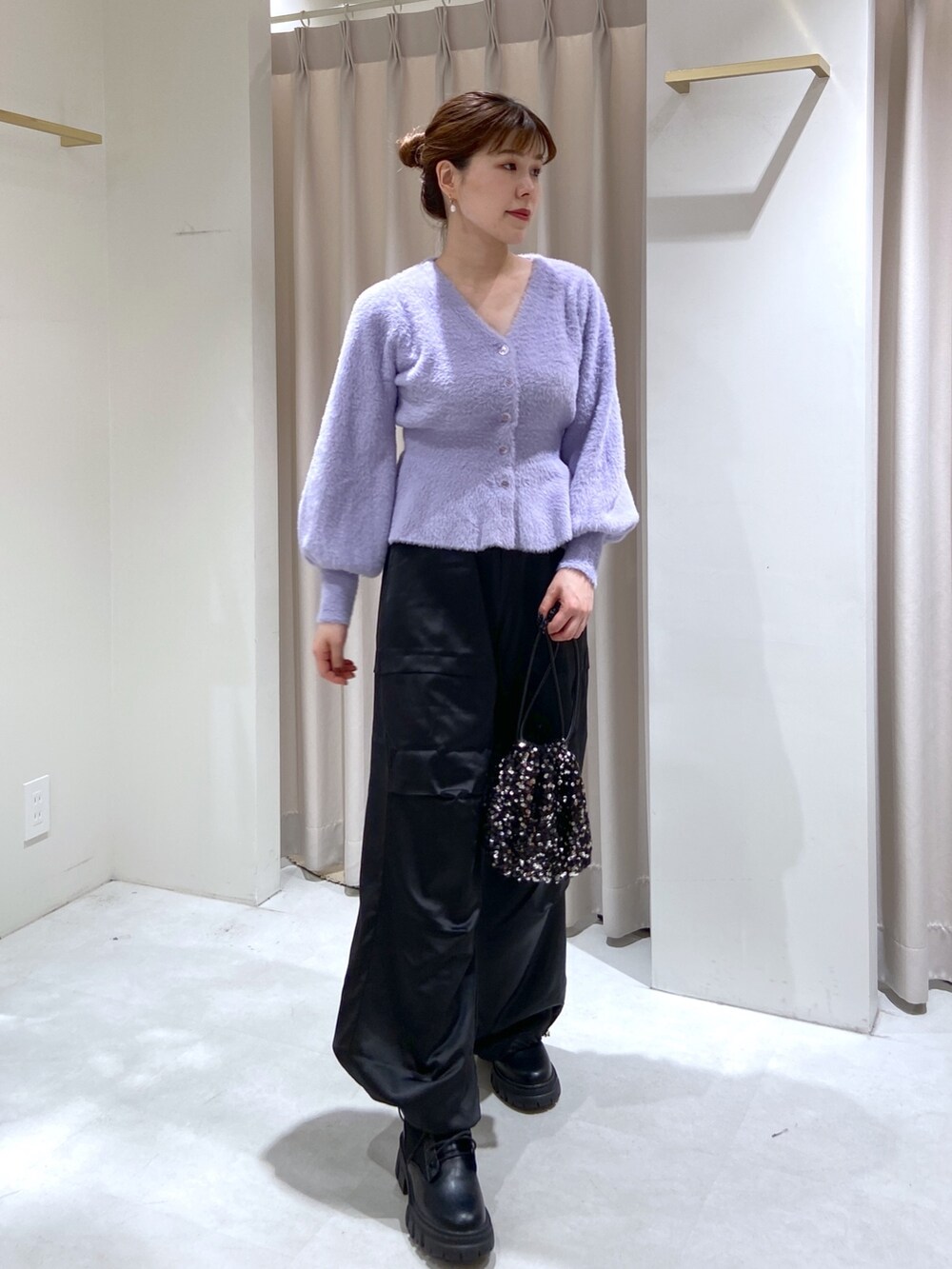 パープル系のカーディガン/ボレロ、ブラック系のハンドバッグ、ブラック系のカーゴパンツを着用したレディースの秋コーディネートの2枚目の写真