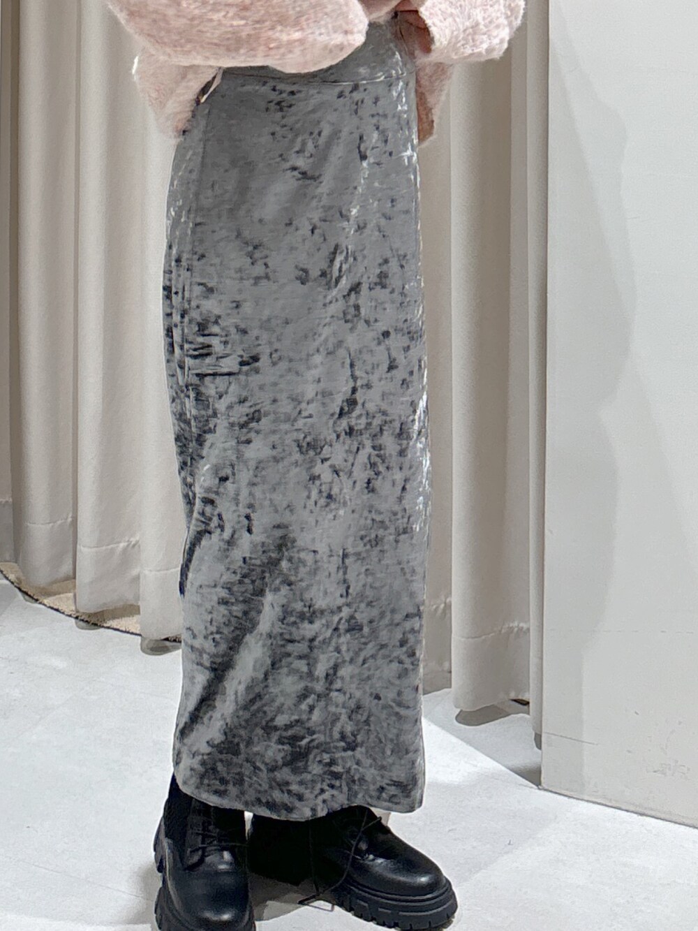 ピンク系のニット/セーター、ブラック系のハンドバッグ、ブラック系のブーツを着用したレディースの秋コーディネートの6枚目の写真