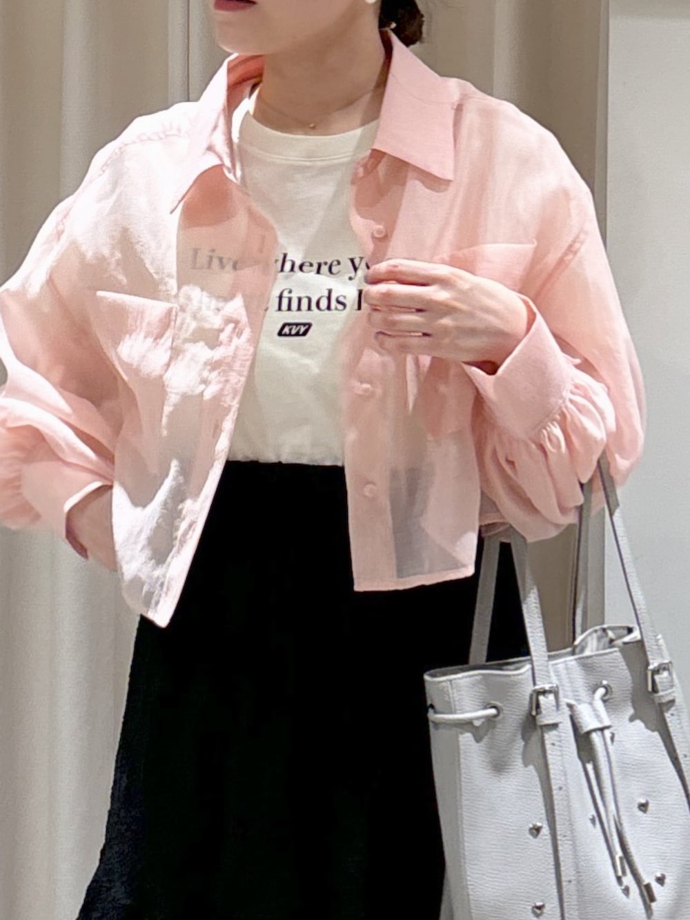 ピンク系のシャツ/ブラウス、ホワイト系のTシャツ/カットソー、グレー系のトートバッグを着用したレディースの春コーディネートの3枚目の写真