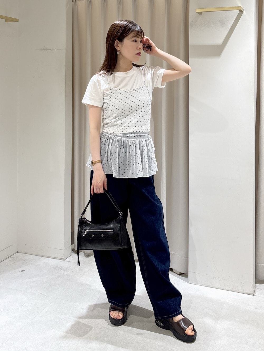 ホワイト系のTシャツ/カットソー、ブラック系のショルダーバッグ、ブラウン系のサンダルを着用したレディースの夏コーディネートの2枚目の写真