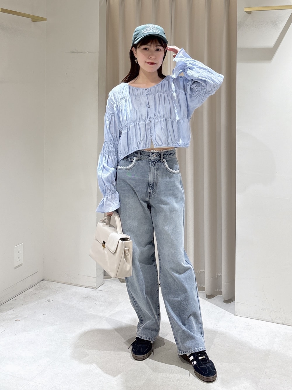 ブルー系のシャツ/ブラウス、ブルー系のその他パンツ、ホワイト系のショルダーバッグを着用したレディースの冬コーディネートの6枚目の写真