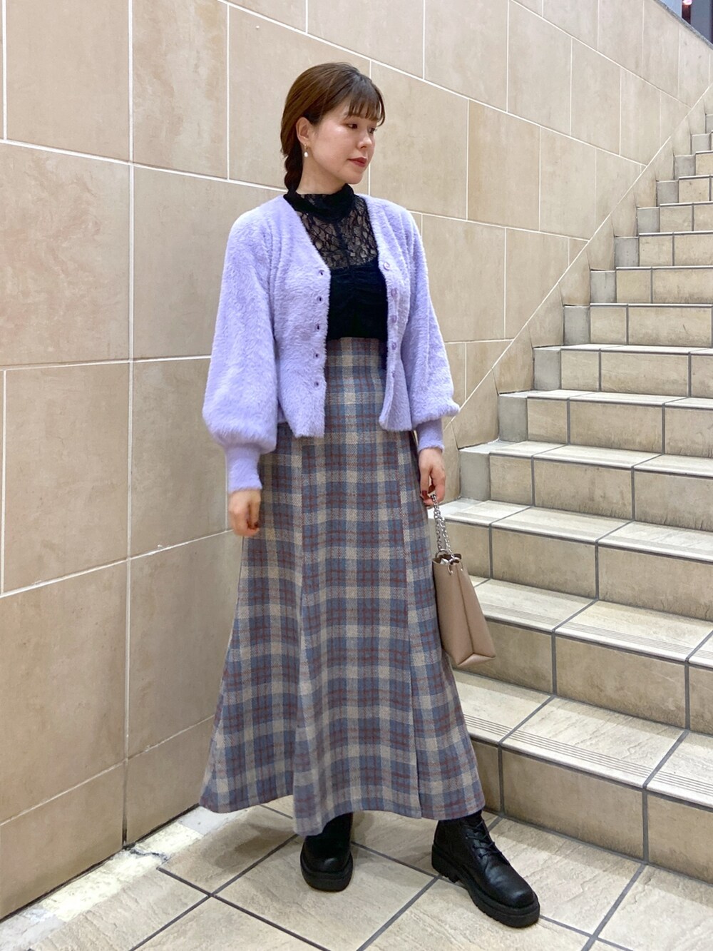 パープル系のカーディガン/ボレロ、ブラック系のTシャツ/カットソー、ブルー系のスカートを着用したレディースの秋コーディネートの2枚目の写真