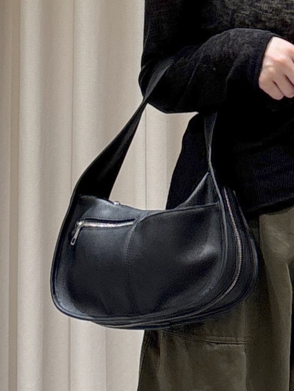 ブラック系のTシャツ/カットソー、ホワイト系のキャミソール、ブラック系のハンドバッグを着用したレディースの秋コーディネートの8枚目の写真