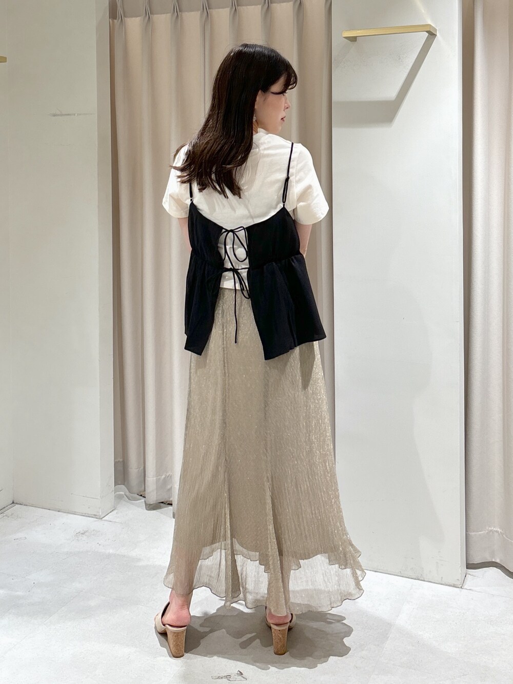 ブラック系のシャツ/ブラウス、ホワイト系のTシャツ/カットソー、パープル系のショルダーバッグを着用したレディースの夏コーディネートの4枚目の写真