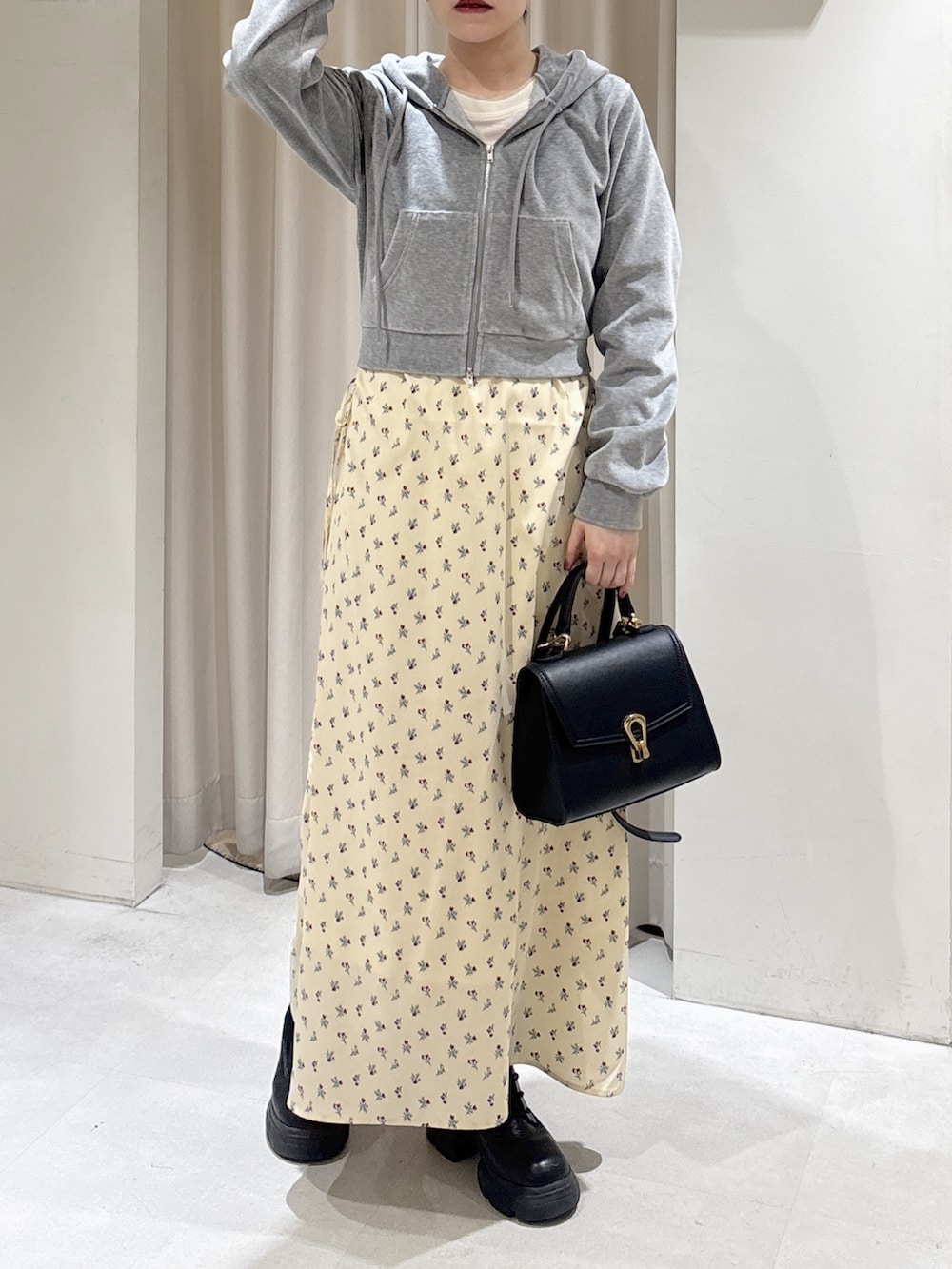 グレー系のTシャツ/カットソー、ホワイト系のワンピース、ホワイト系のTシャツ/カットソーを着用したレディースの冬コーディネートの3枚目の写真