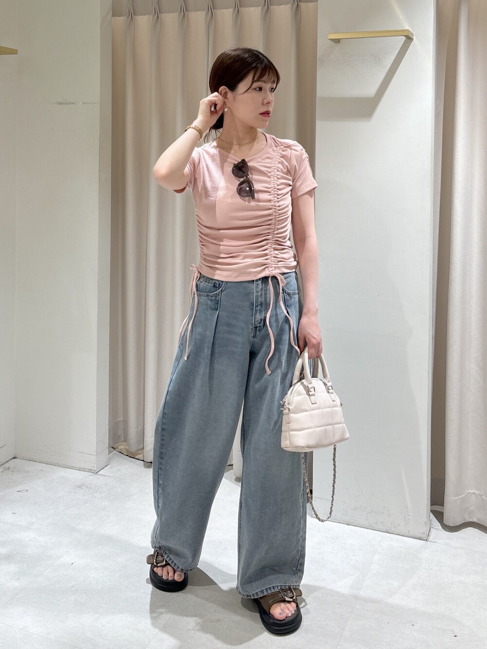 ピンク系のTシャツ/カットソー、ブルー系のデニムパンツ、ホワイト系のトートバッグを着用したレディースの夏コーディネートの2枚目の写真