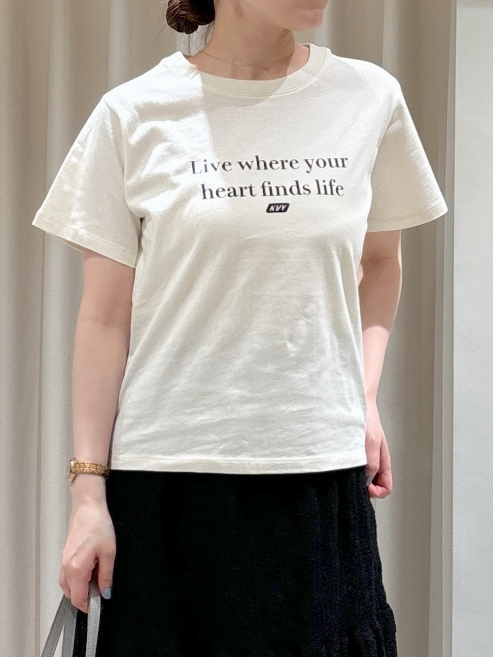 ピンク系のシャツ/ブラウス、ホワイト系のTシャツ/カットソー、グレー系のトートバッグを着用したレディースの春コーディネートの6枚目の写真