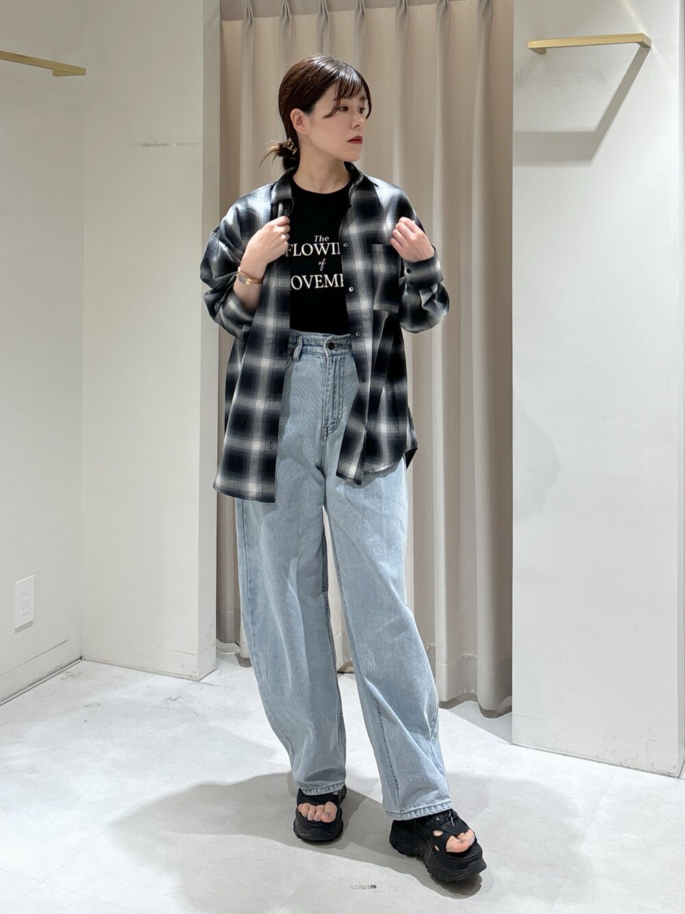 ブラック系のTシャツ/カットソー、ブラック系のシャツ/ブラウス、ブルー系のハンドバッグを着用したレディースの秋コーディネートの2枚目の写真