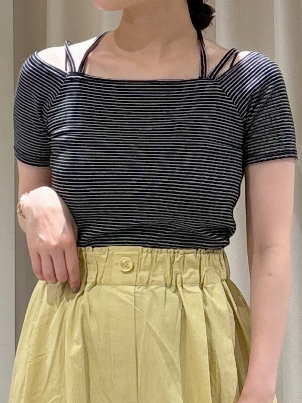 ブラック系のTシャツ/カットソー、イエロー系のその他パンツ、シルバー系のハンドバッグを着用したレディースの夏コーディネートの4枚目の写真