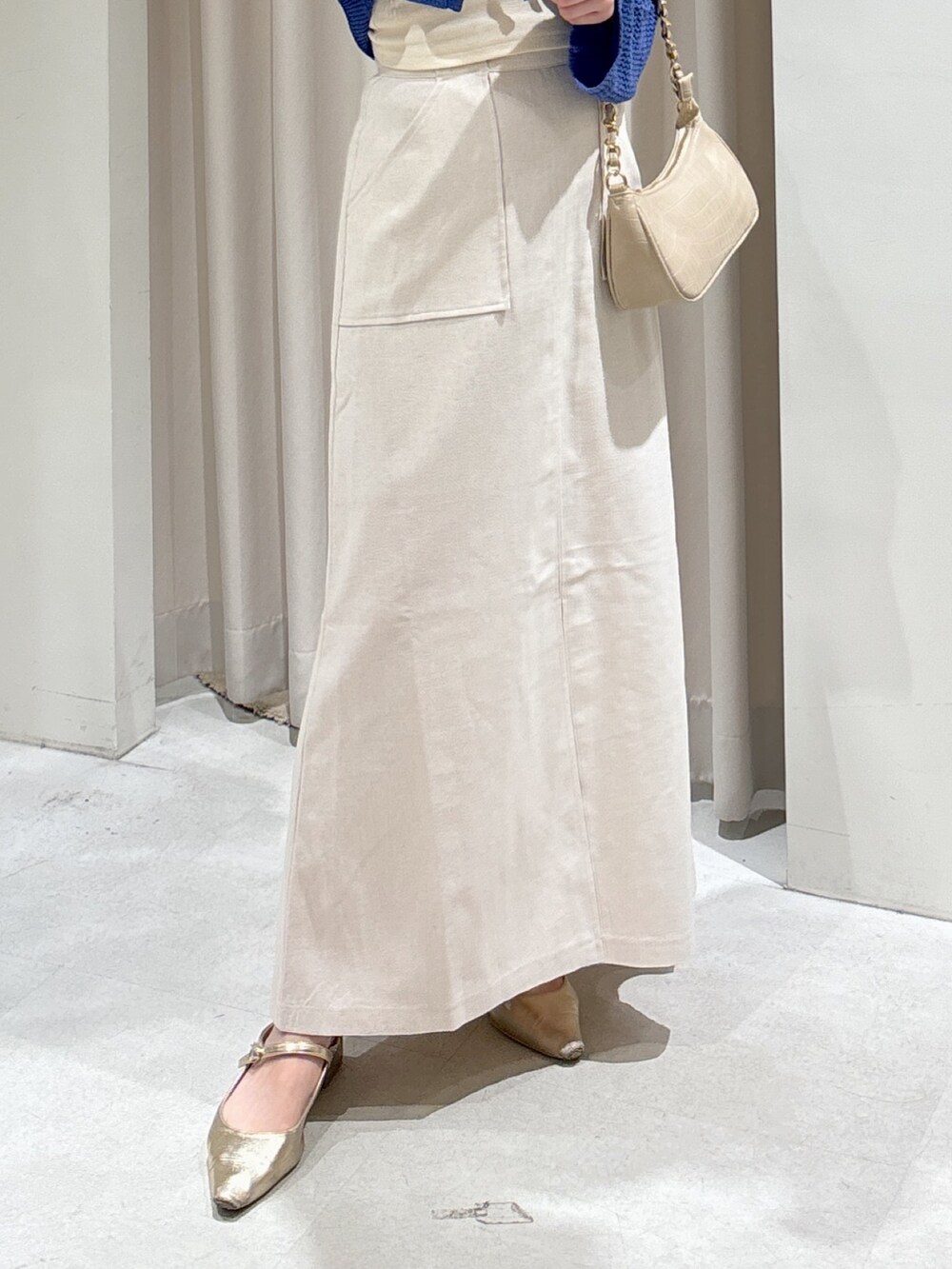 ブルー系のカーディガン/ボレロ、ホワイト系のキャミソール、ベージュ系のトートバッグを着用したレディースの夏コーディネートの5枚目の写真