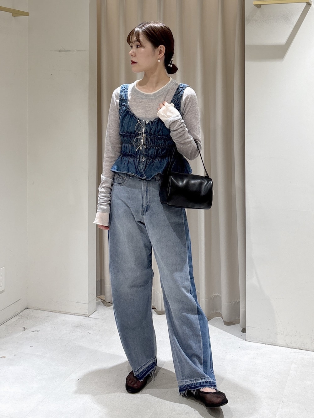 ブルー系のシャツ/ブラウス、ブルー系のその他パンツ、ブラック系のハンドバッグを着用したレディースの春コーディネートの5枚目の写真