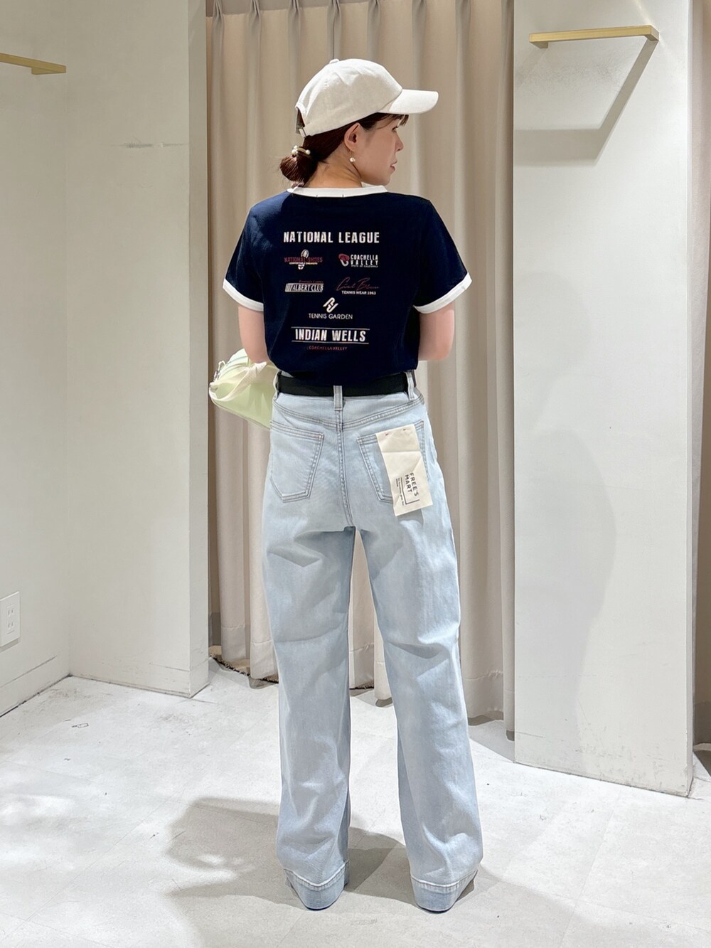 ブルー系のTシャツ/カットソー、ブルー系のデニムパンツ、グリーン系のトートバッグを着用したレディースの夏コーディネートの4枚目の写真