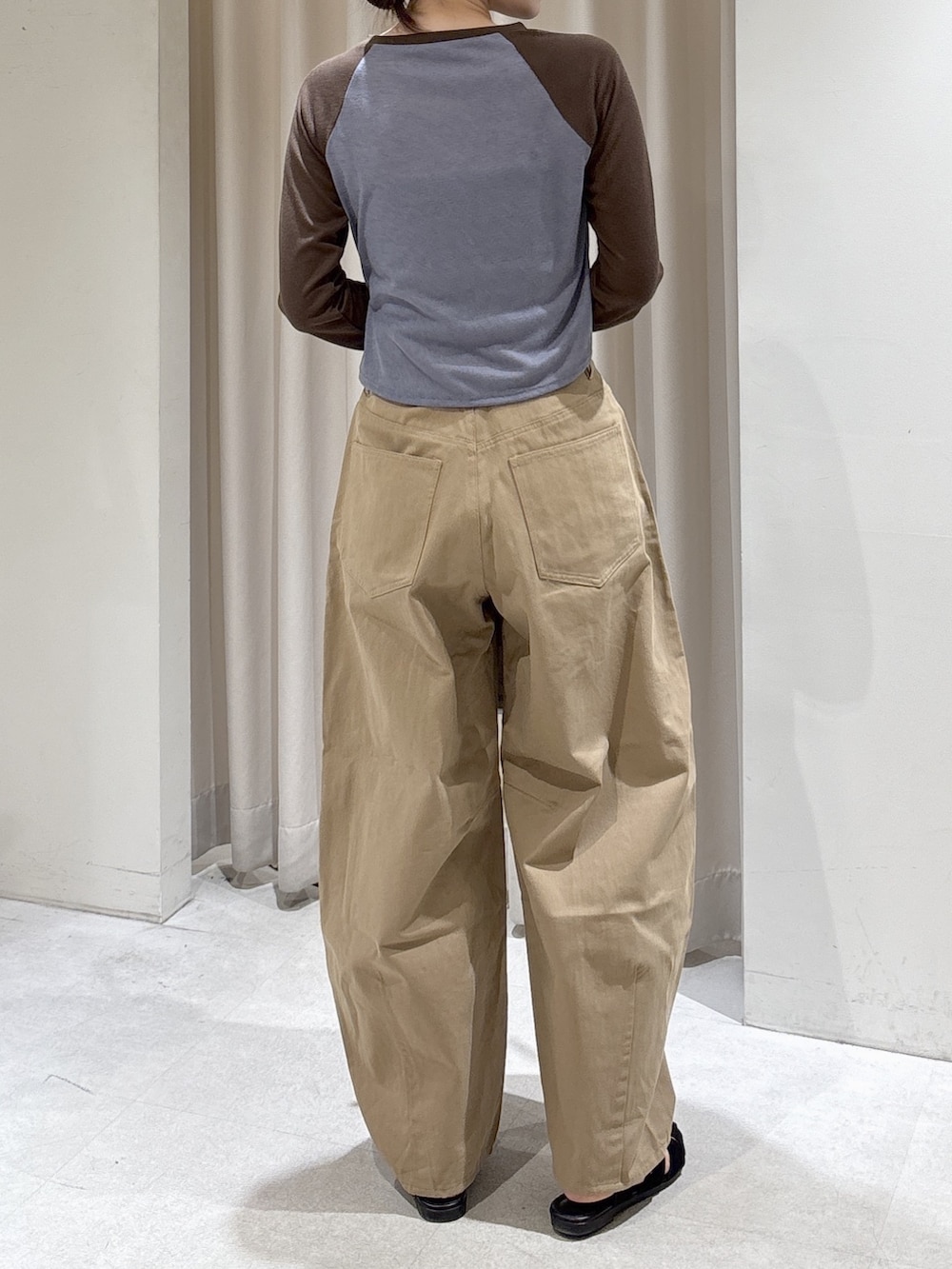 ベージュ系のブルゾン、ブルー系のTシャツ/カットソー、ベージュ系のその他パンツを着用したレディースの春コーディネートの8枚目の写真