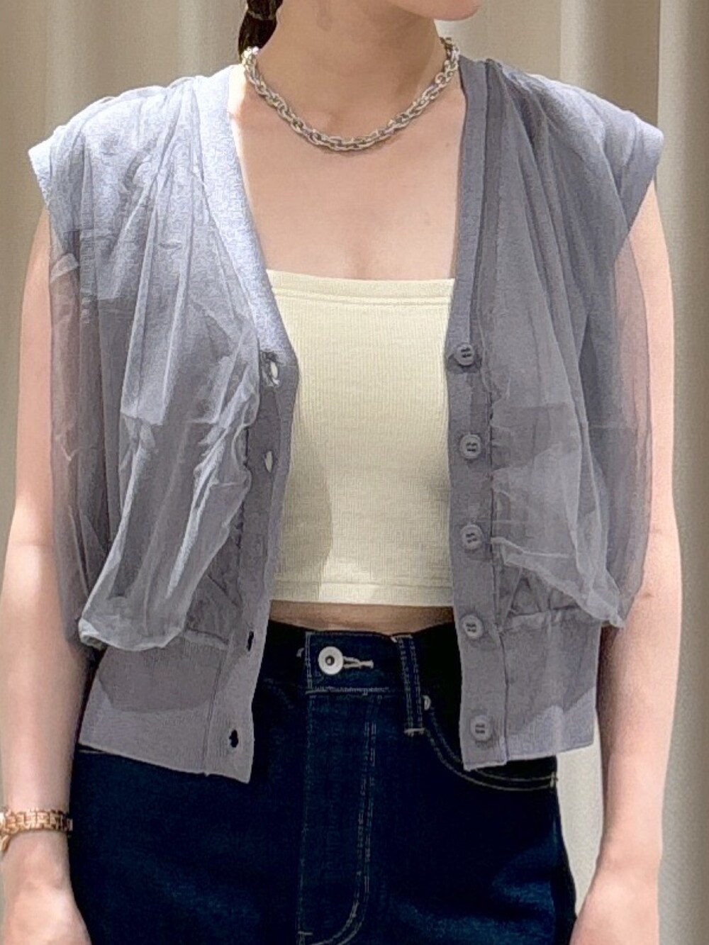 グレー系のベスト、ブルー系のデニムパンツ、ピンク系のシャツ/ブラウスを着用したレディースの夏コーディネートの4枚目の写真