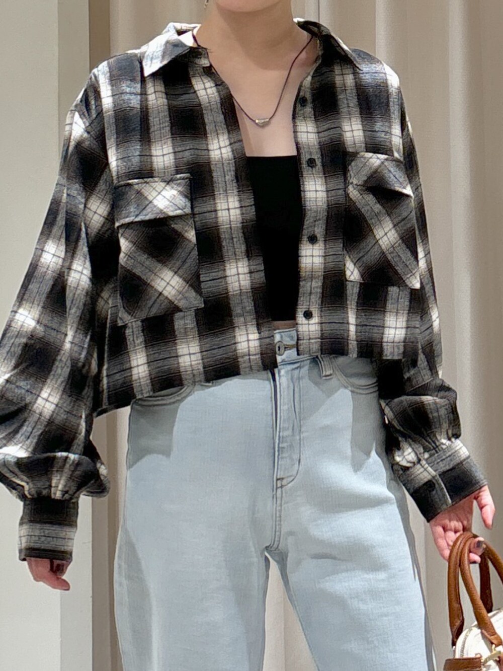 ブラウン系のシャツ/ブラウス、ブルー系のデニムパンツ、ベージュ系のサンダルを着用したレディースの夏コーディネートの7枚目の写真