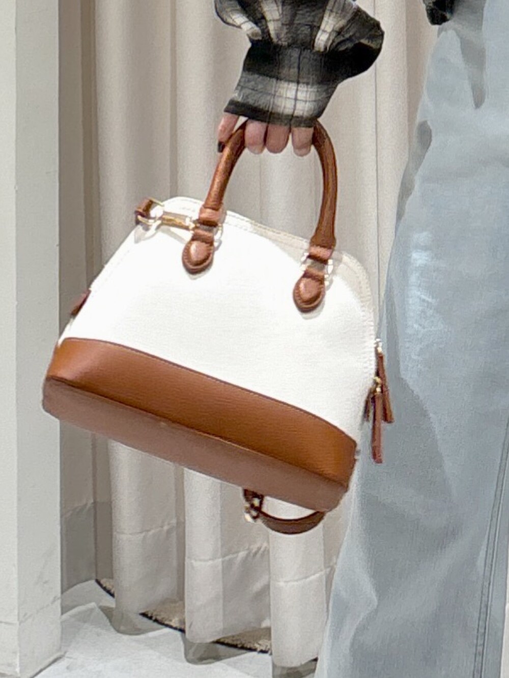 ブラウン系のシャツ/ブラウス、ブルー系のデニムパンツ、ベージュ系のサンダルを着用したレディースの夏コーディネートの6枚目の写真