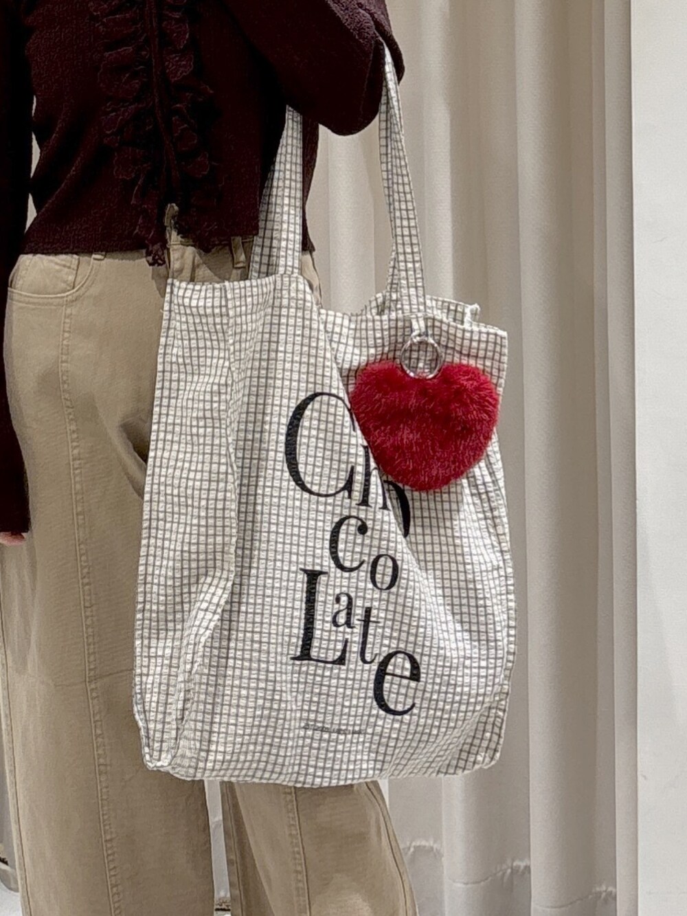 ブラウン系のニット/セーター、ベージュ系のデニムパンツ、ブラウン系のパンプスを着用したレディースの秋コーディネートの5枚目の写真