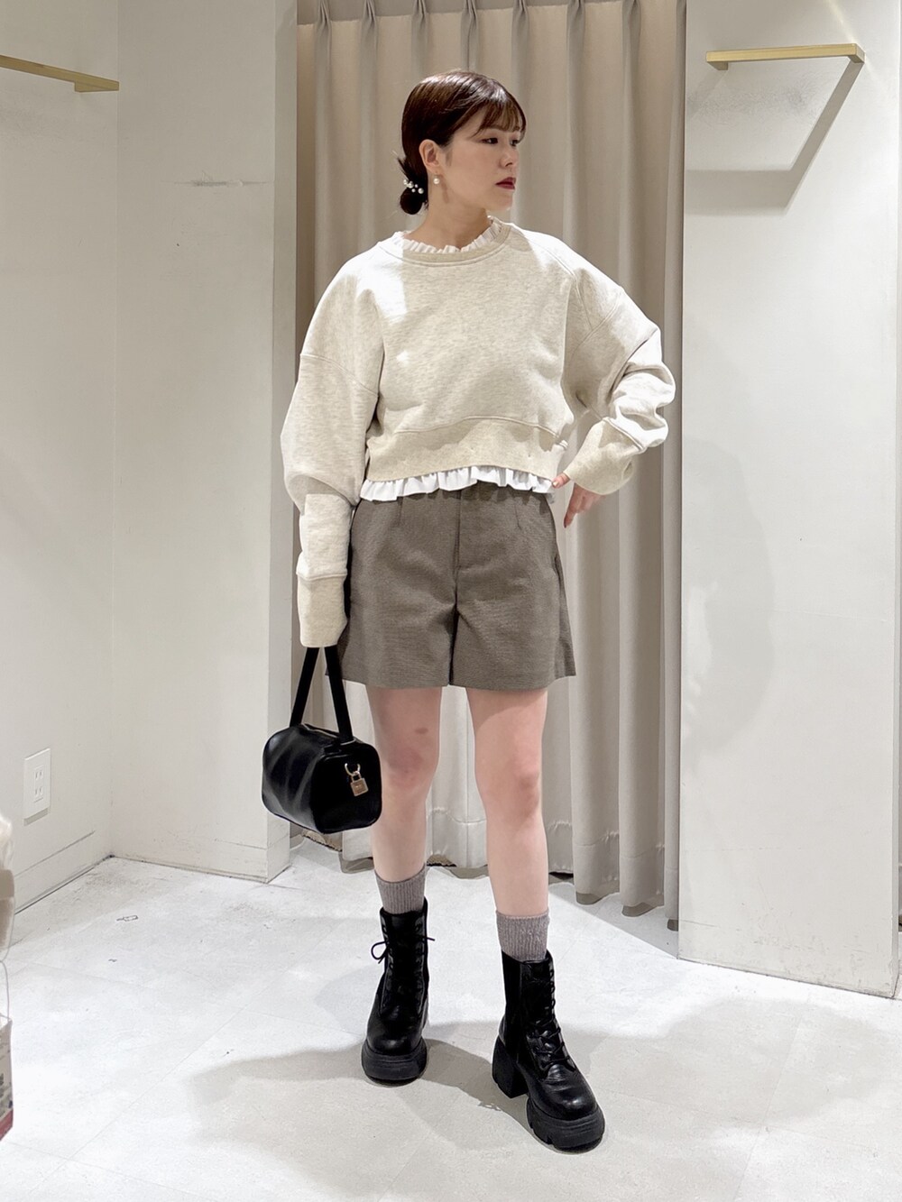 ホワイト系のTシャツ/カットソー、ベージュ系のその他パンツ、ブラック系のハンドバッグを着用したレディースの冬コーディネートの6枚目の写真