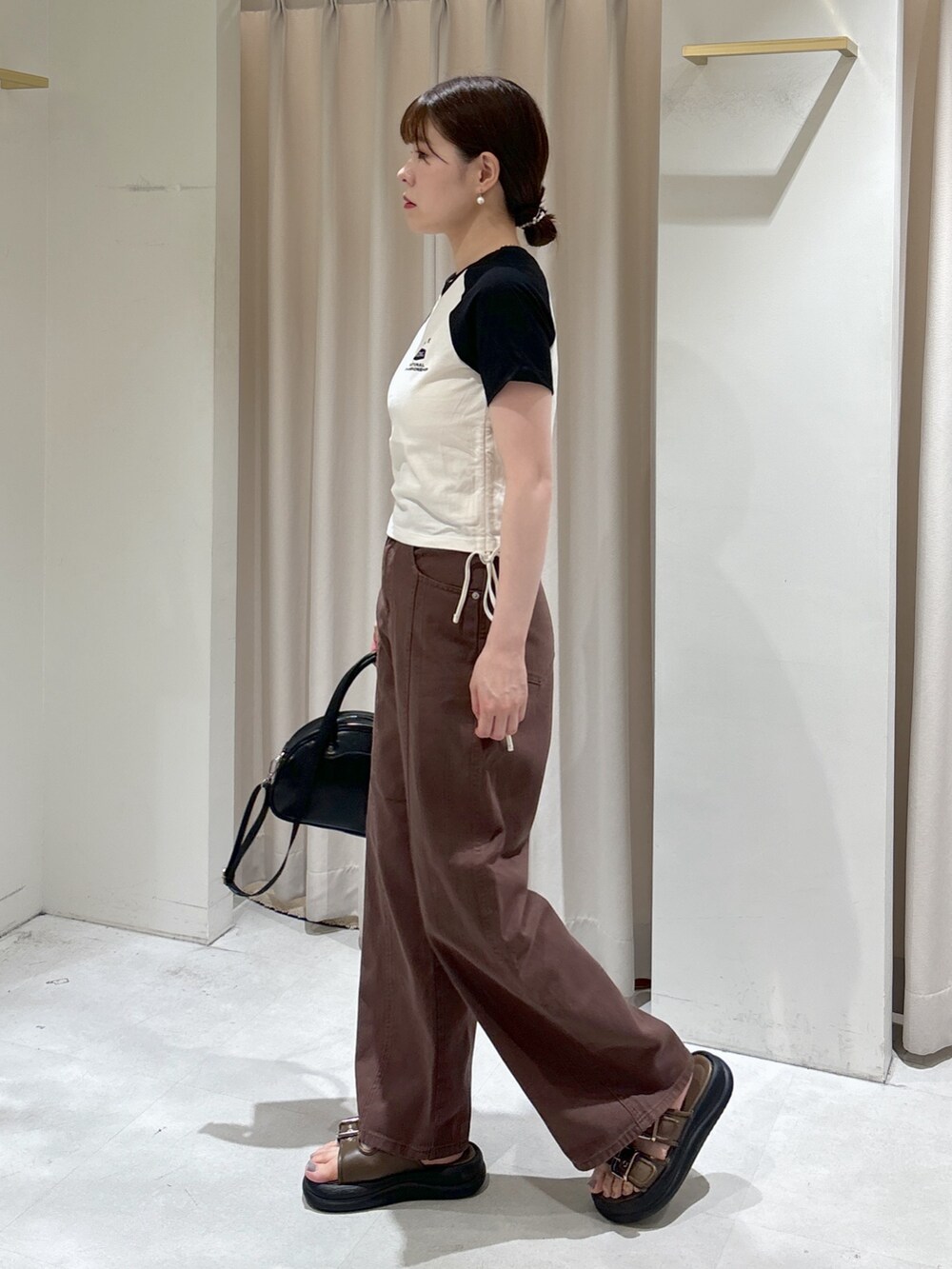 ホワイト系のTシャツ/カットソー、ブラック系のトートバッグ、ブラウン系のサンダルを着用したレディースの夏コーディネートの4枚目の写真