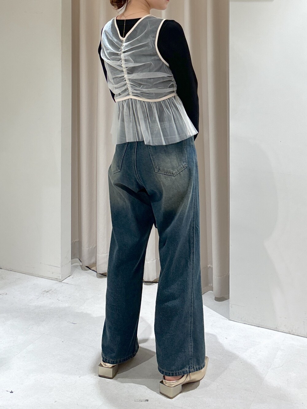 ホワイト系のシャツ/ブラウス、ブラック系のニット/セーター、シルバー系のハンドバッグを着用したレディースの秋コーディネートの3枚目の写真