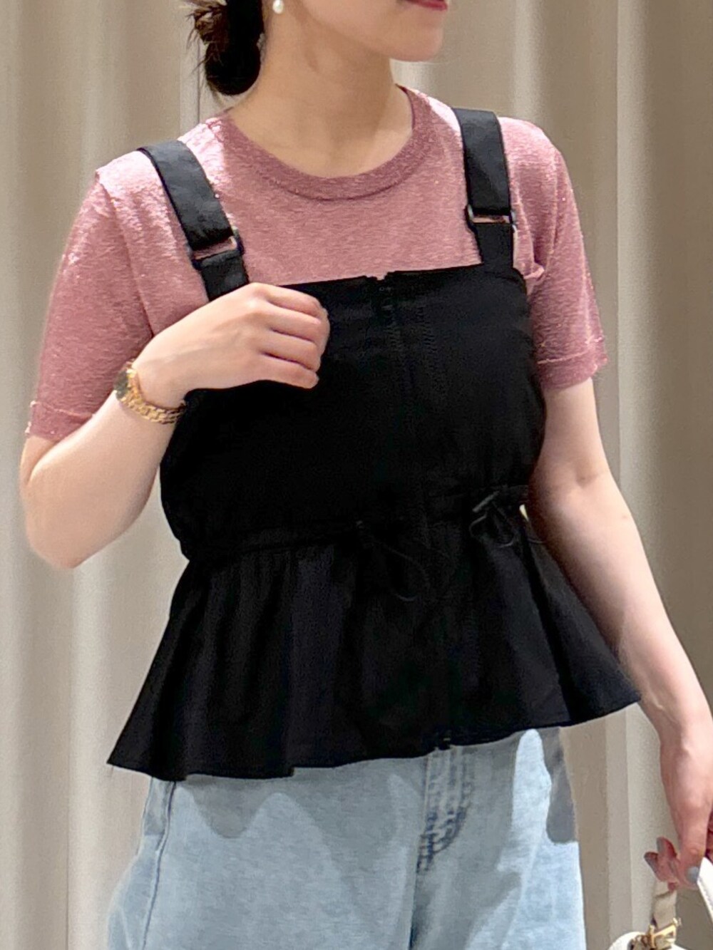 ブラック系のシャツ/ブラウス、ピンク系のニット/セーター、ブルー系のデニムパンツを着用したレディースの夏コーディネートの4枚目の写真