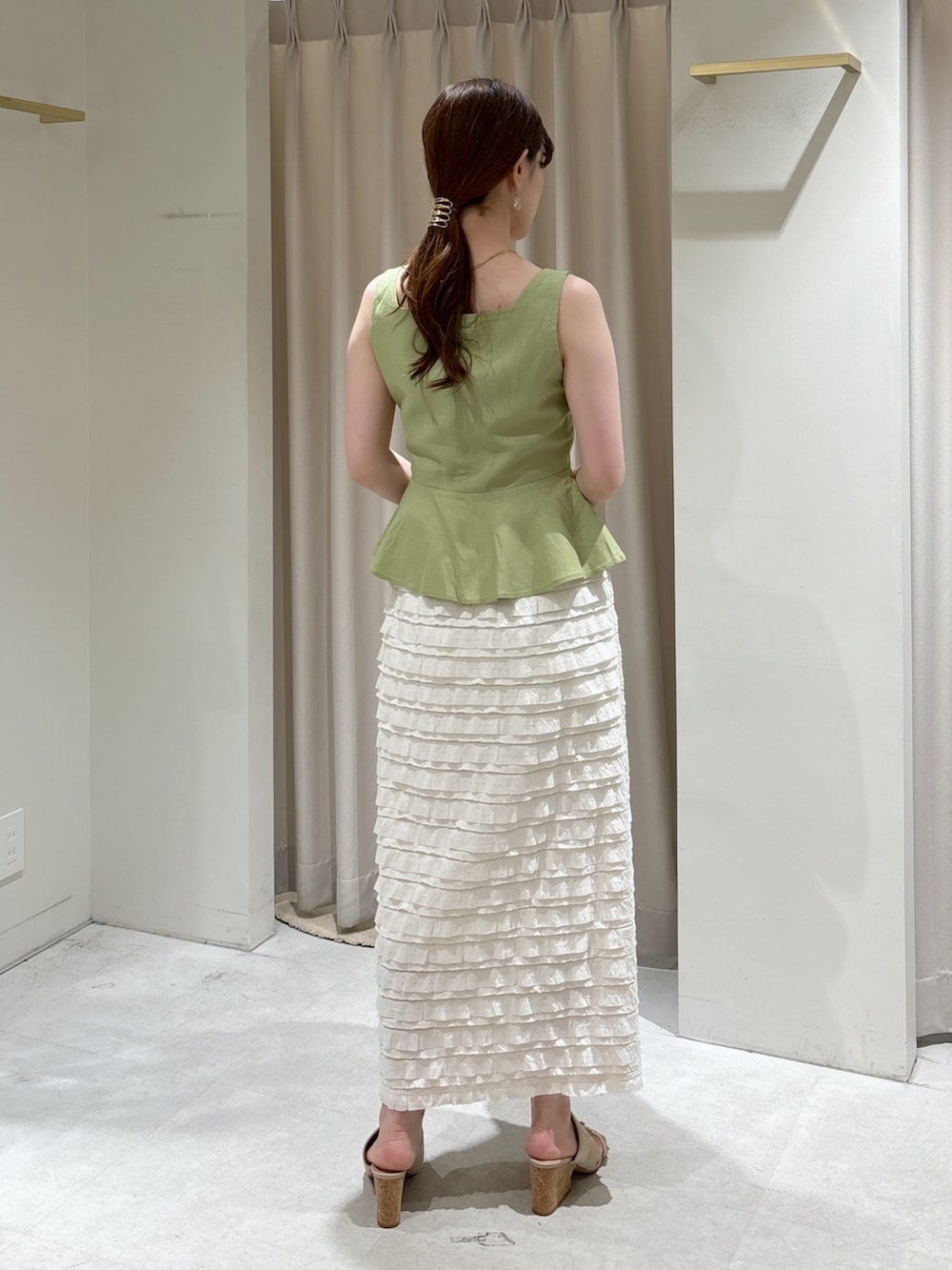 グリーン系のシャツ/ブラウス、ホワイト系のスカート、イエロー系のかごバッグを着用したレディースの夏コーディネートの4枚目の写真