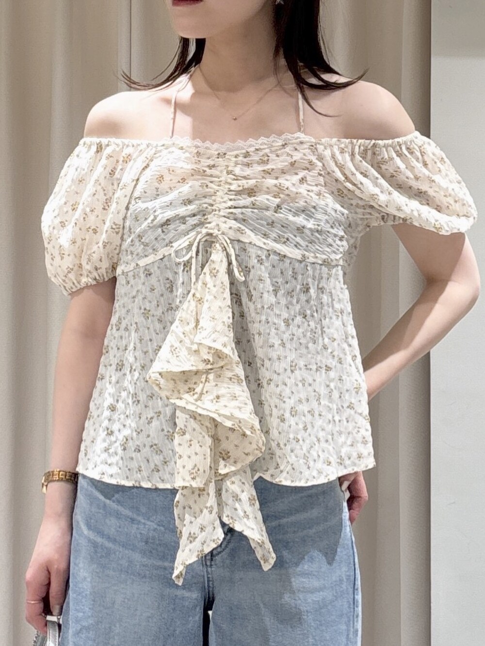ホワイト系のシャツ/ブラウス、シルバー系のショルダーバッグ、ブルー系のデニムパンツを着用したレディースの春コーディネートの4枚目の写真