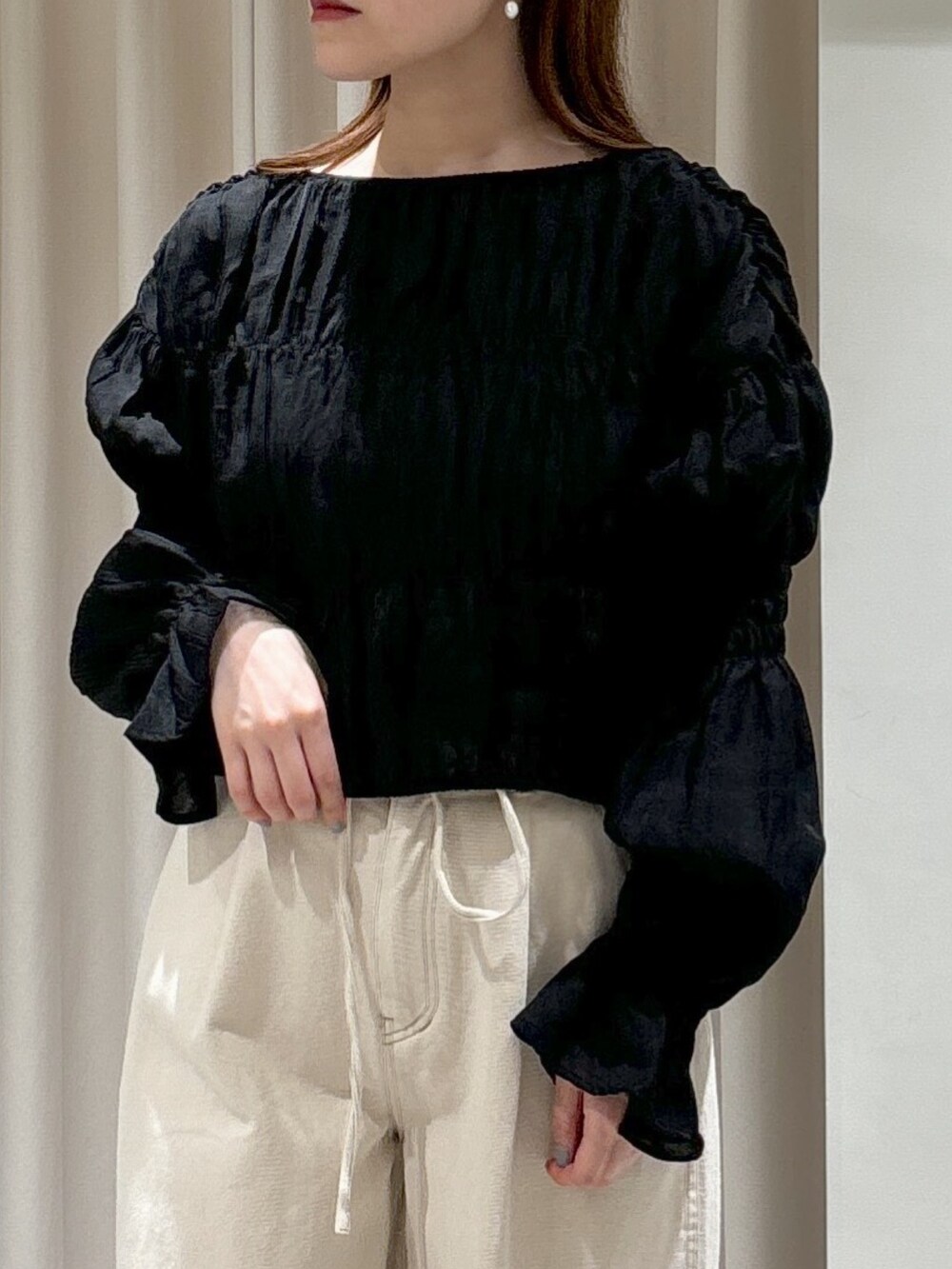 ブラウン系のトートバッグ、ホワイト系のデニムパンツ、ゴールド系のパンプスを着用したレディースの春コーディネートの7枚目の写真