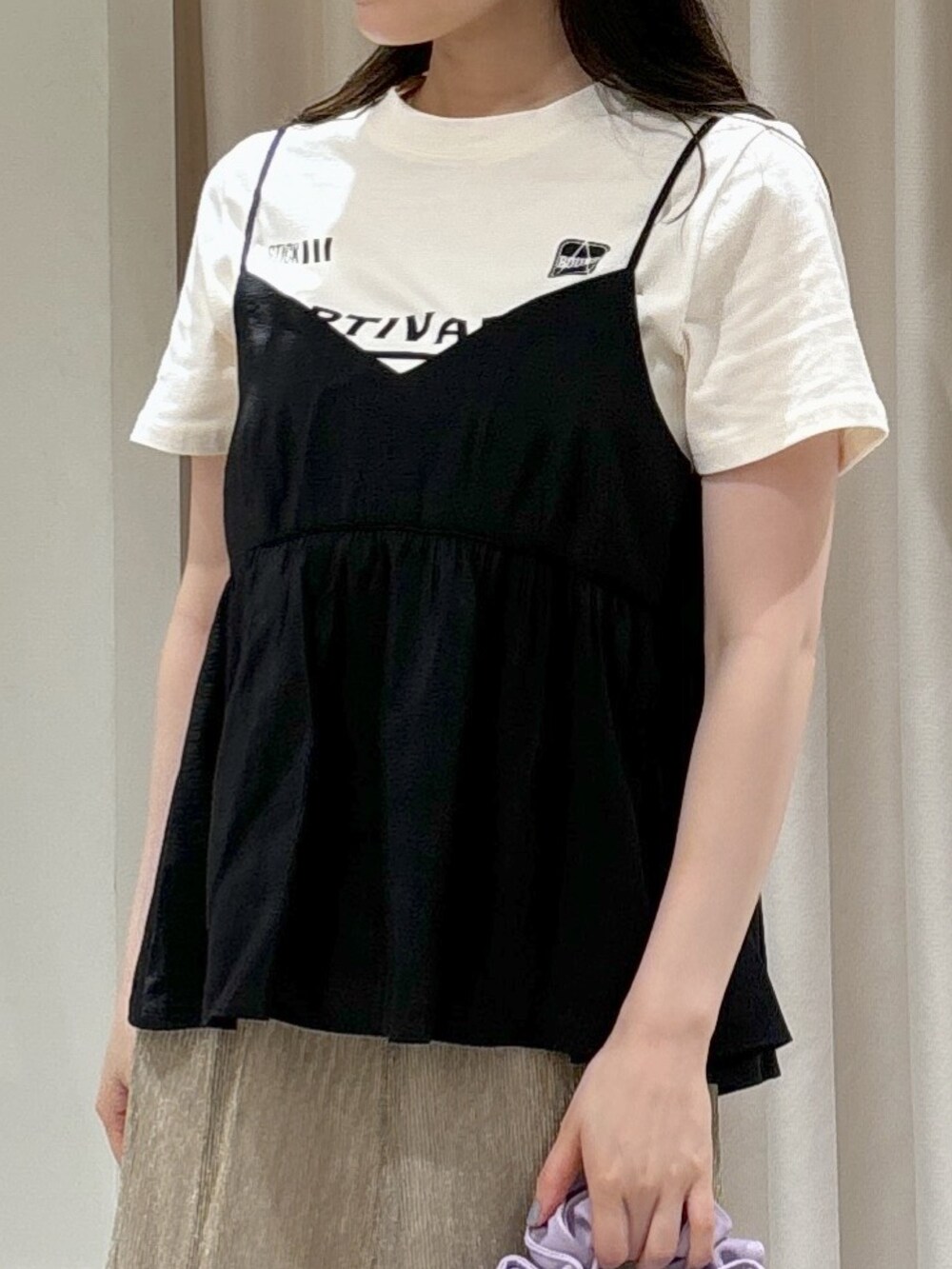 ブラック系のシャツ/ブラウス、ホワイト系のTシャツ/カットソー、パープル系のショルダーバッグを着用したレディースの夏コーディネートの5枚目の写真
