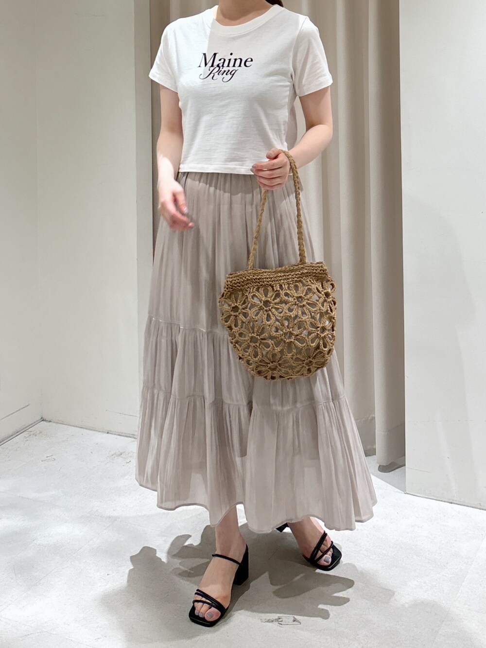 パープル系のシャツ/ブラウス、ホワイト系のTシャツ/カットソー、ベージュ系のかごバッグを着用したレディースの夏コーディネートの5枚目の写真
