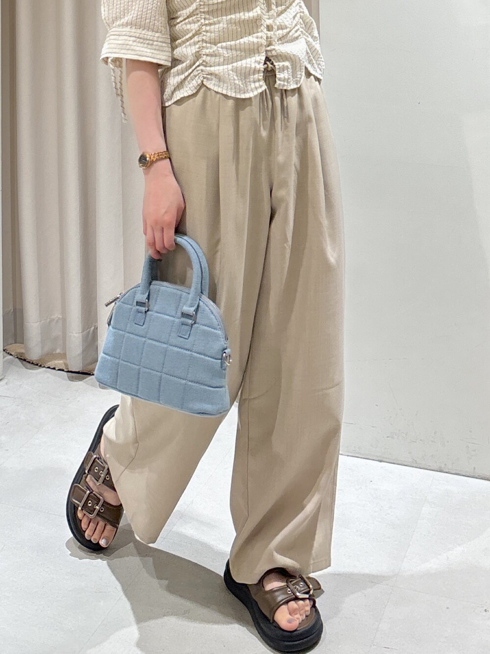 ベージュ系のその他パンツ、ブルー系のトートバッグ、ブラウン系のサンダルを着用したレディースの夏コーディネートの4枚目の写真