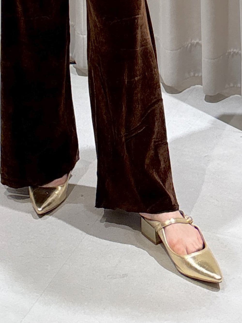 グレー系のシャツ/ブラウス、ブラック系のキャミソール、ブラウン系のその他パンツを着用したレディースの秋コーディネートの5枚目の写真