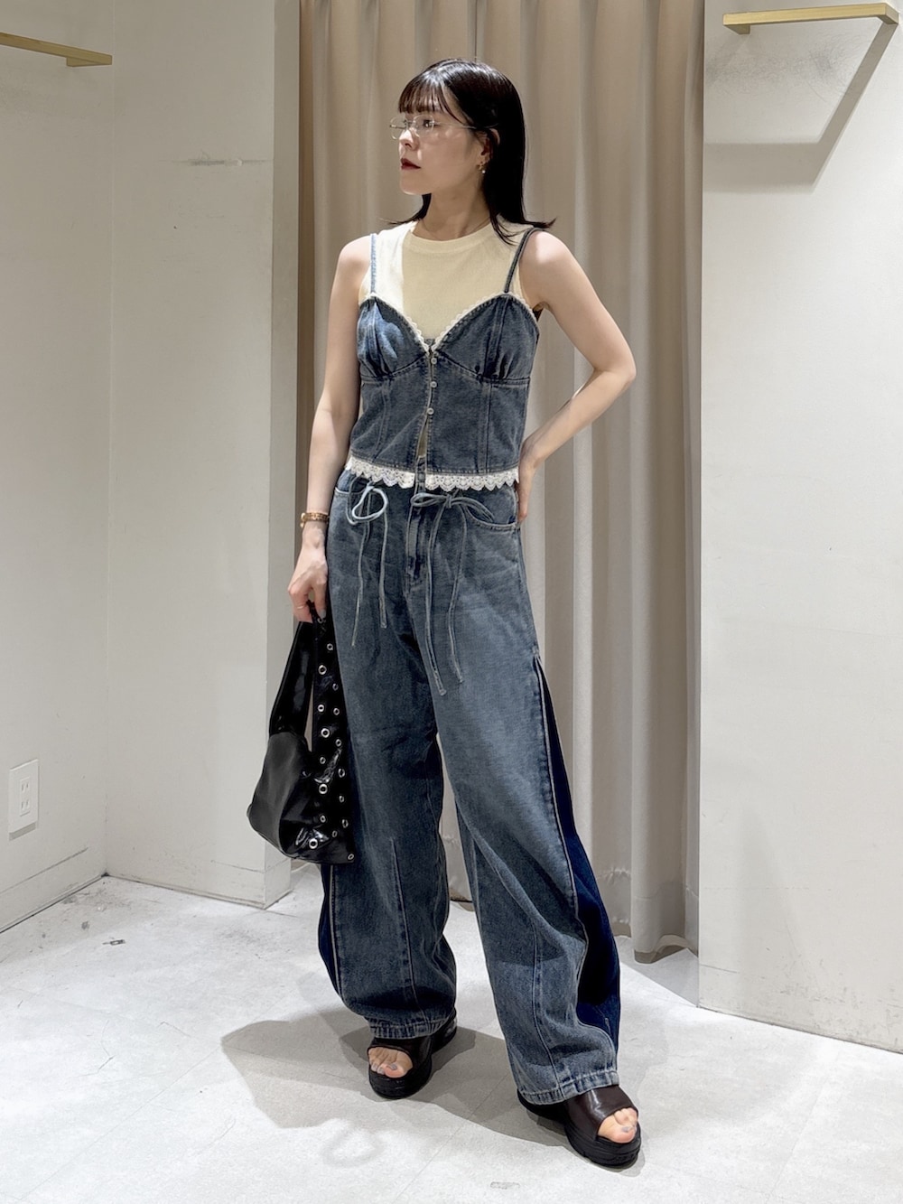 ブルー系のシャツ/ブラウス、ホワイト系のTシャツ/カットソー、ブルー系のデニムパンツを着用したレディースの夏コーディネートの4枚目の写真