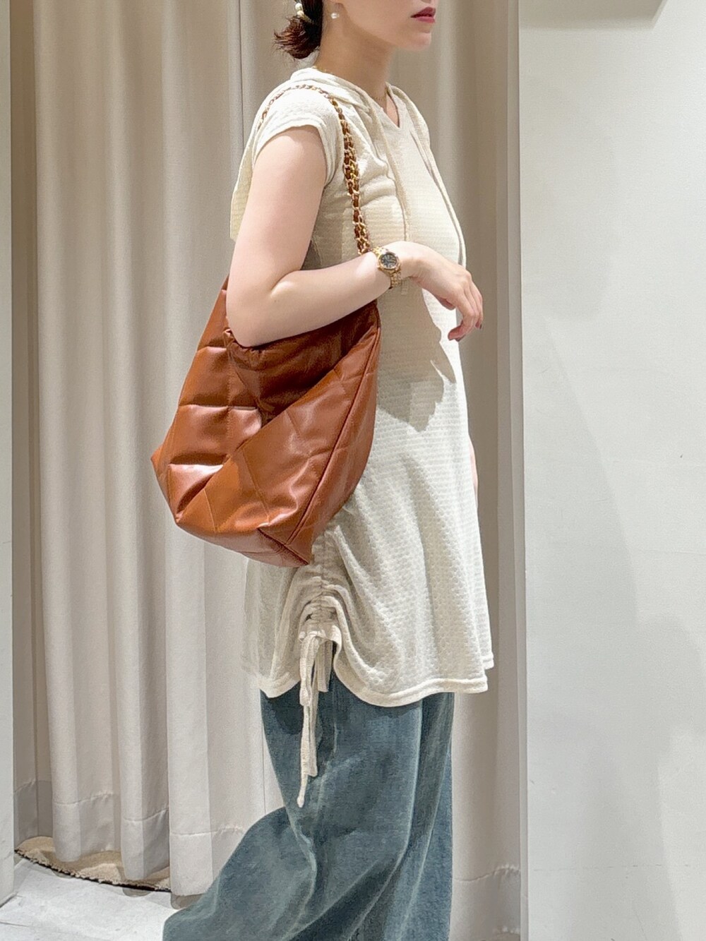 イエロー系のTシャツ/カットソー、ホワイト系のキャミソール、ブラウン系のトートバッグを着用したレディースの夏コーディネートの5枚目の写真