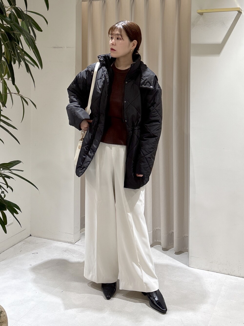 ブラウン系のワンピース、ホワイト系のスラックス、ホワイト系のその他パンツを着用したレディースの秋コーディネートの4枚目の写真