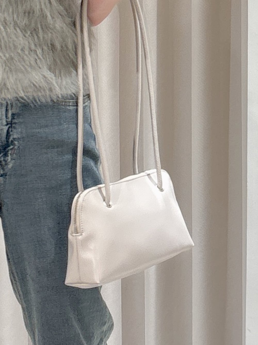 ベージュ系のニット/セーター、ブルー系のデニムパンツ、ブラウン系のサンダルを着用したレディースの夏コーディネートの3枚目の写真