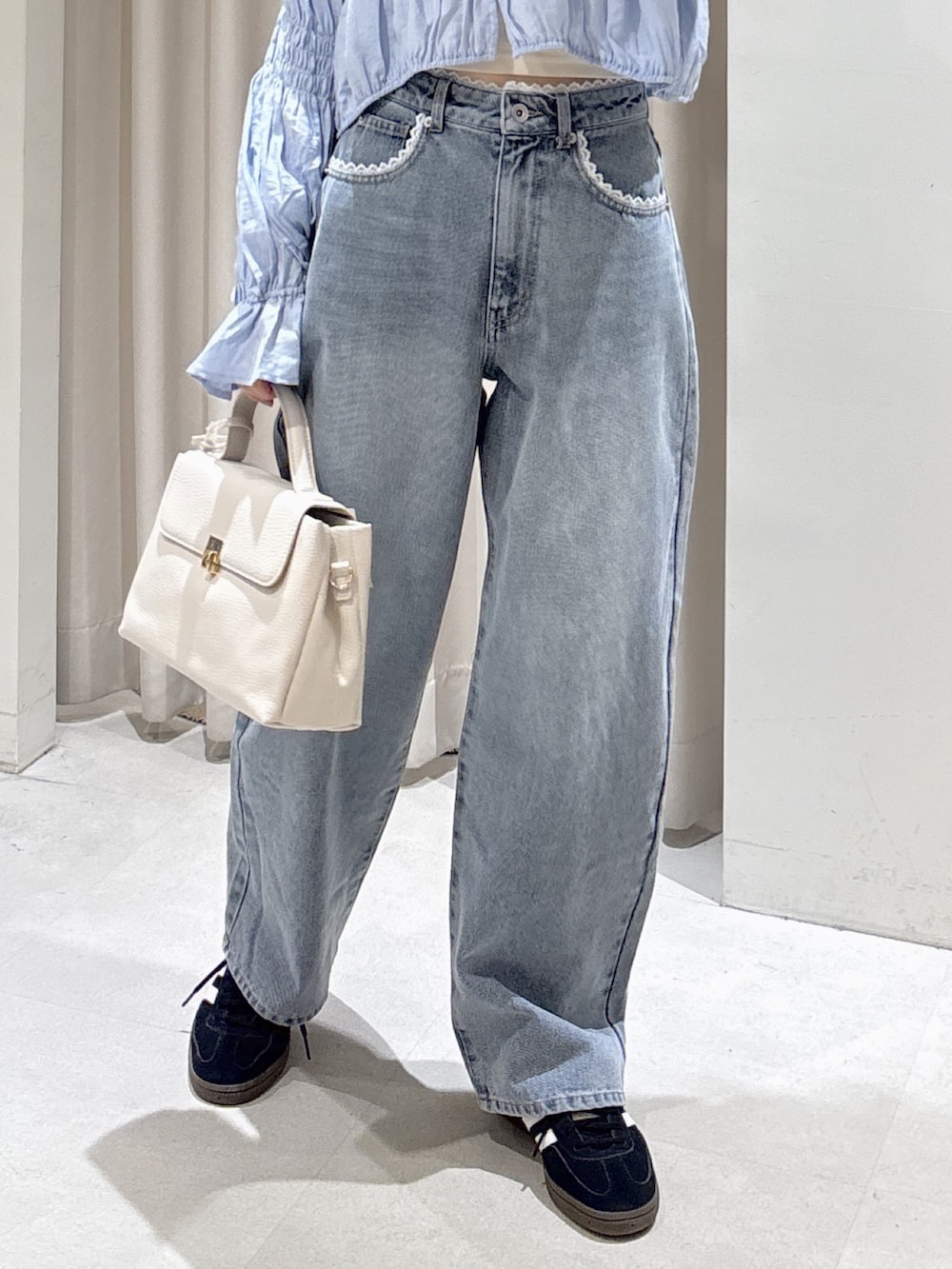 ブルー系のシャツ/ブラウス、ブルー系のその他パンツ、ホワイト系のショルダーバッグを着用したレディースの冬コーディネートの5枚目の写真