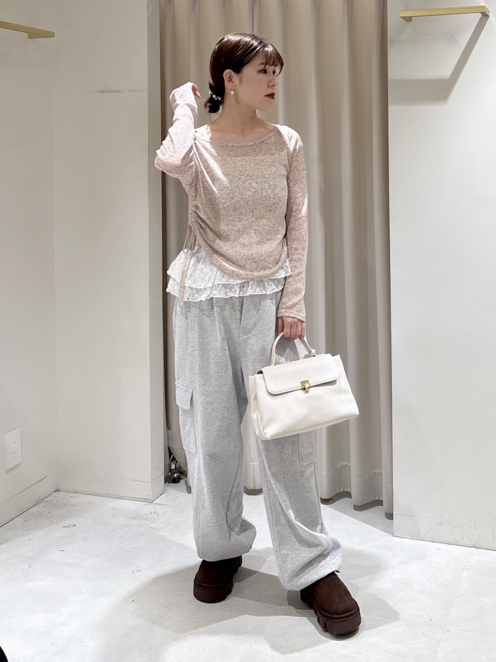 ブラウン系のTシャツ/カットソー、グレー系のその他パンツ、ホワイト系のショルダーバッグを着用したレディースの冬コーディネートの4枚目の写真