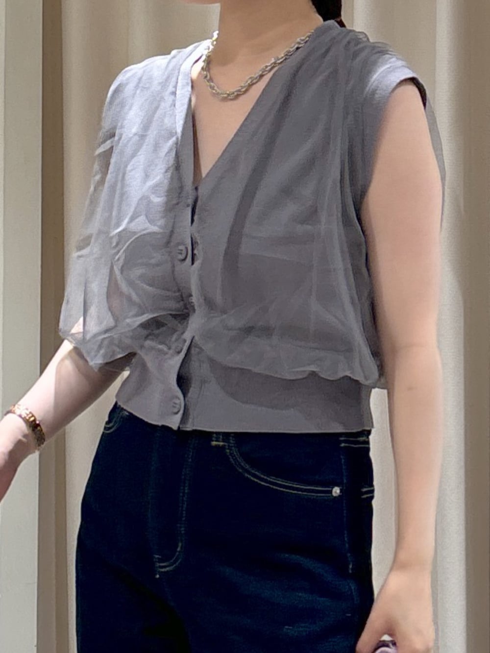 グレー系のベスト、ブルー系のデニムパンツ、ピンク系のシャツ/ブラウスを着用したレディースの夏コーディネートの7枚目の写真