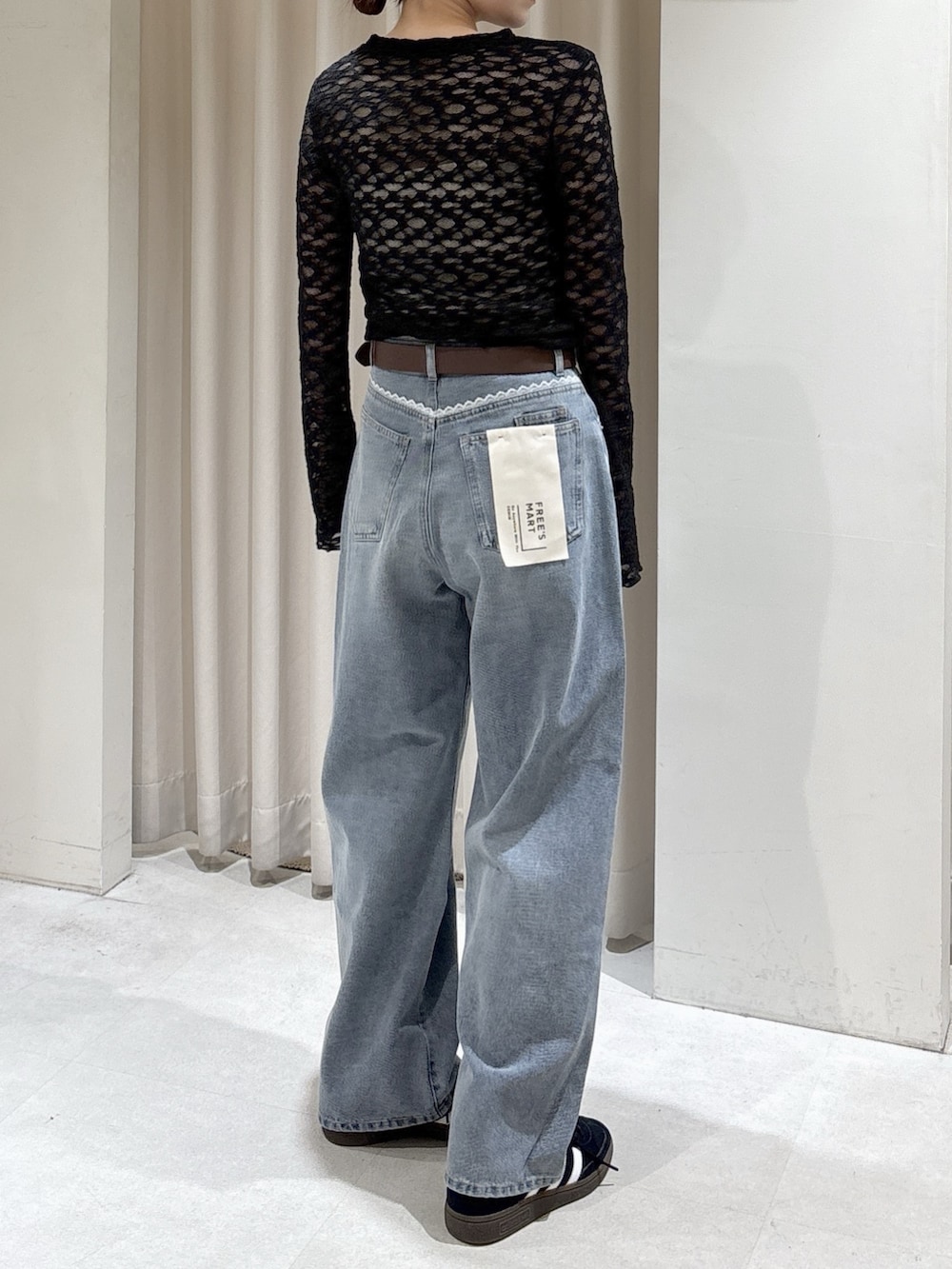 グレー系のパーカー、ブラック系のTシャツ/カットソー、ブルー系のその他パンツを着用したレディースの冬コーディネートの7枚目の写真