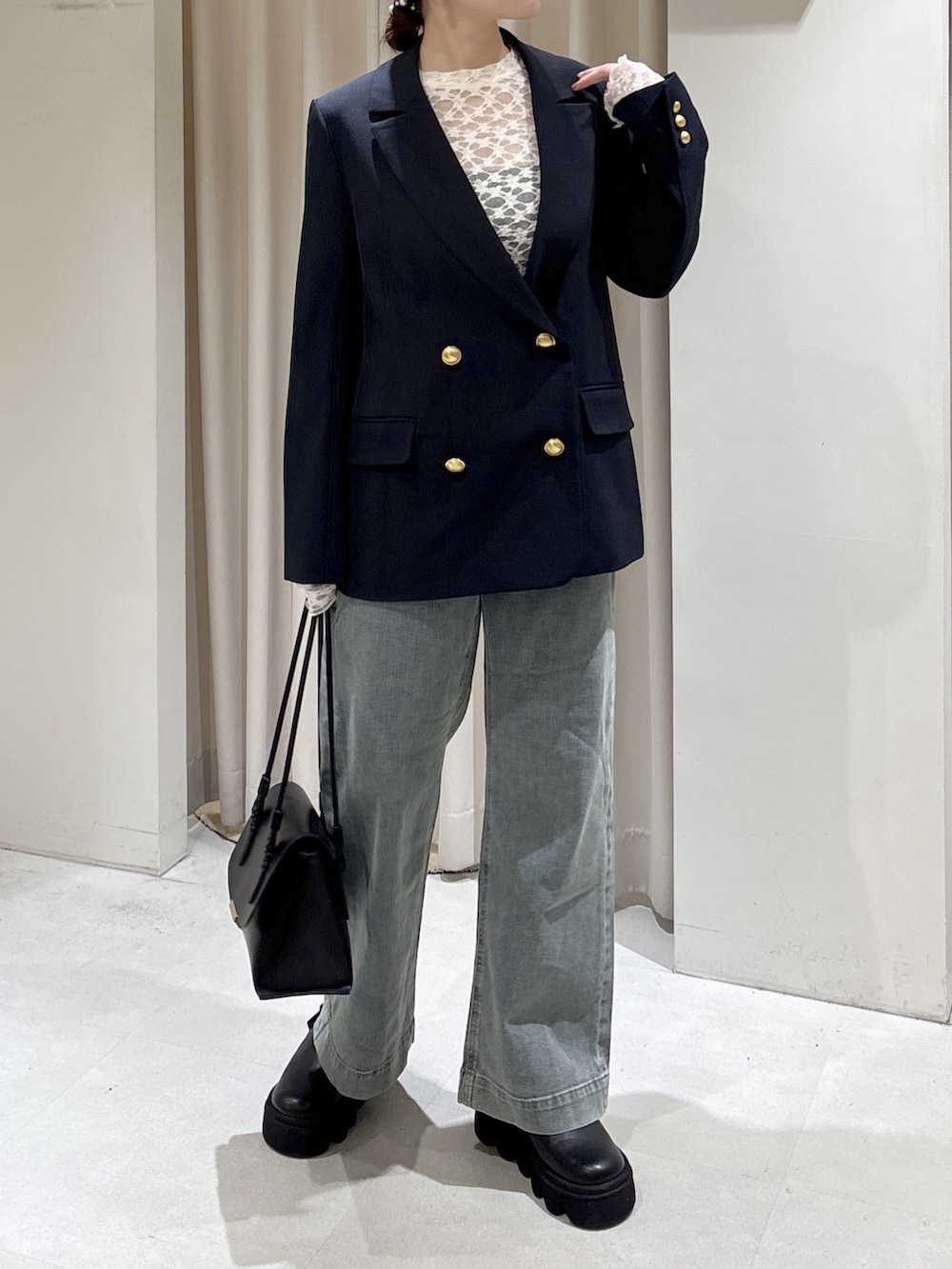 ブルー系のテーラードジャケット、ホワイト系のTシャツ/カットソー、ブルー系のデニムパンツを着用したレディースの冬コーディネートの2枚目の写真