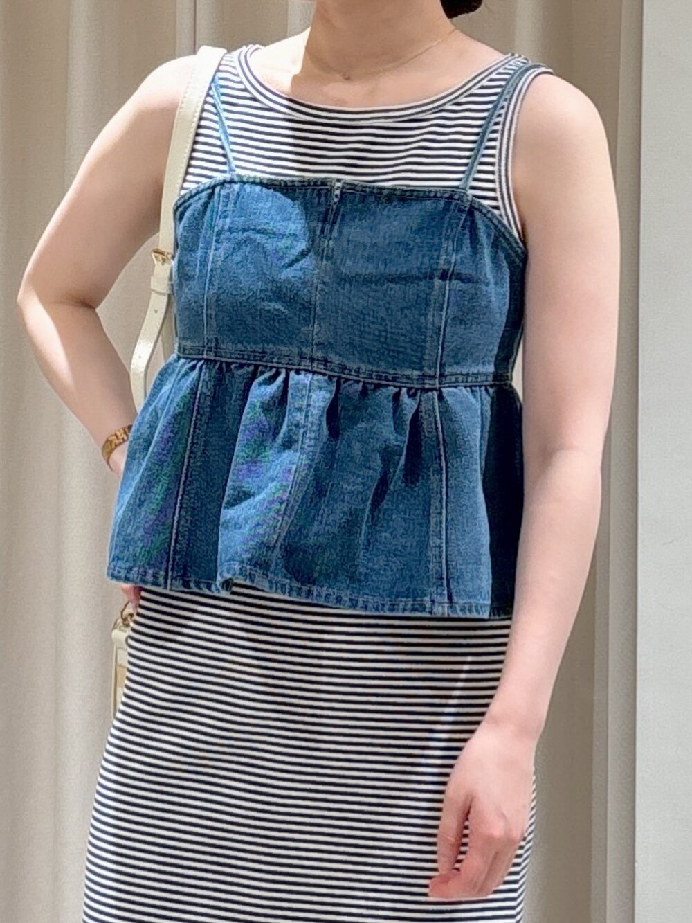 ブルー系のその他トップス、ブルー系のワンピース、ブラック系のトートバッグを着用したレディースの春コーディネートの4枚目の写真