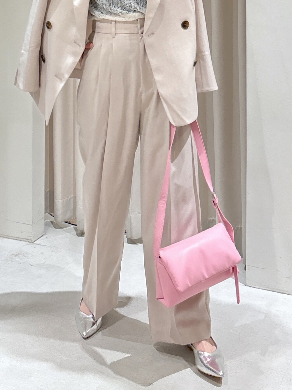 ブラウン系のテーラードジャケット、ホワイト系のTシャツ/カットソー、ブラック系のキャミソールを着用したレディースの春コーディネートの7枚目の写真