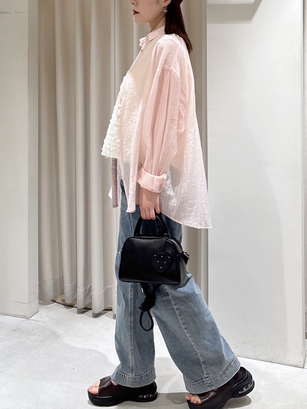 ピンク系のシャツ/ブラウス、ホワイト系のシャツ/ブラウス、ブルー系のデニムパンツを着用したレディースの春コーディネートの2枚目の写真
