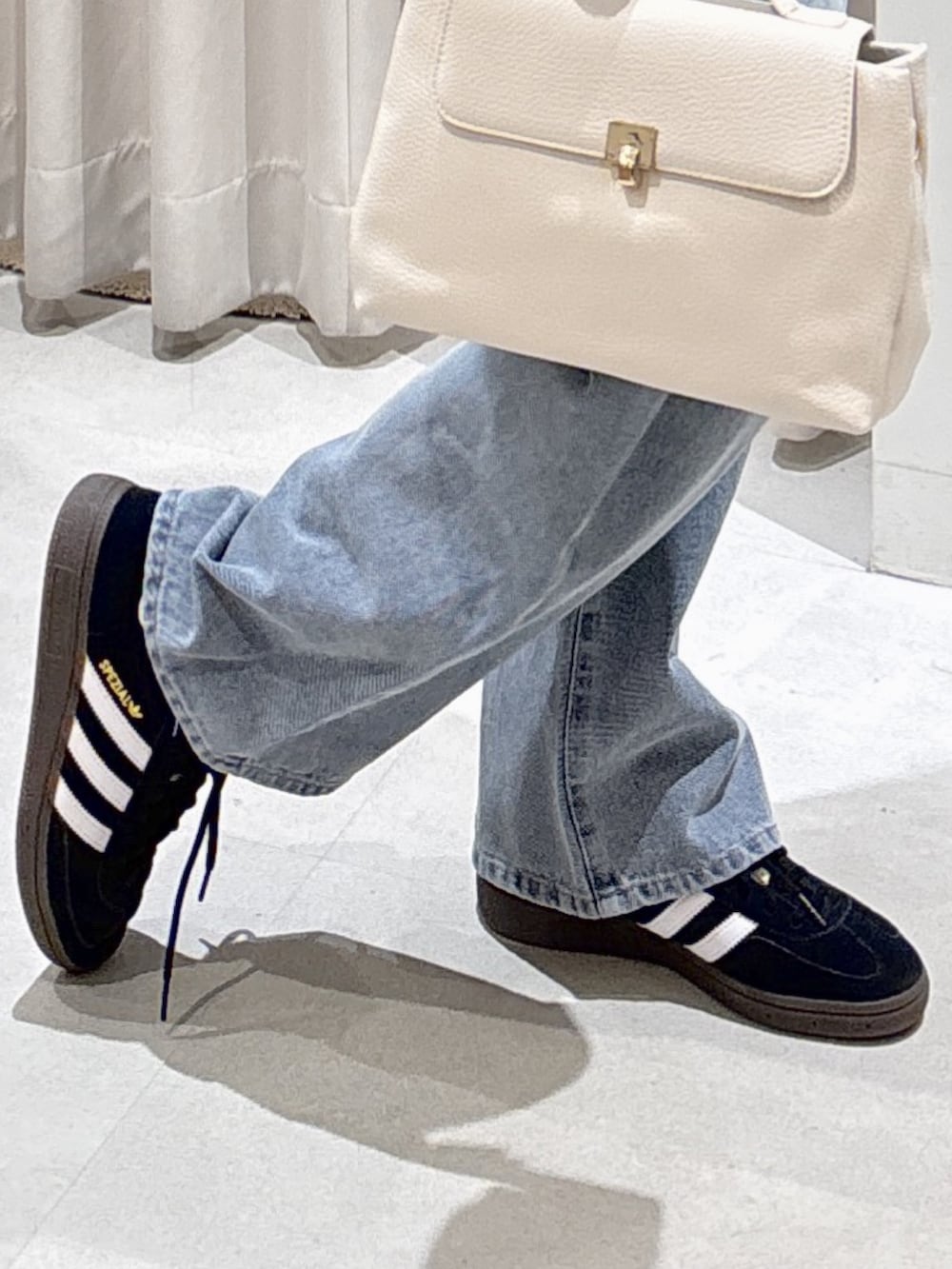 ブルー系のシャツ/ブラウス、ブルー系のその他パンツ、ホワイト系のショルダーバッグを着用したレディースの冬コーディネートの8枚目の写真